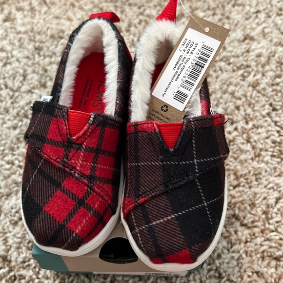 NWT TOMS plaid faux fur lined Alpargatas size 7 toddler. Have matching Moms size - Picture 1 of 5